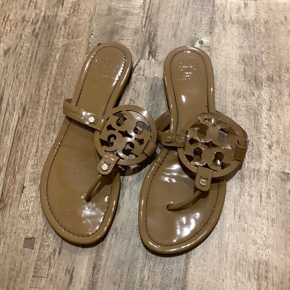 damaged Tory Burch beige patent leather miller sandals - Picture 3 of 3